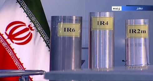 Tres versiones de centrifugadoras de uranio fabricadas en Irán son exhibidas durante un programa en vivo desde la planta de Natanz en 2018. 