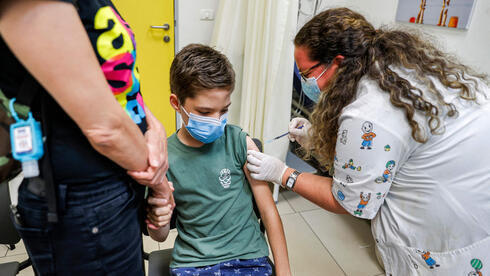 Un niño recibe la vacuna contra el coronavirus en Holon.