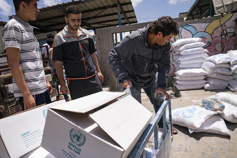 La UNRWA entrega alimentos a los residentes de Gaza.