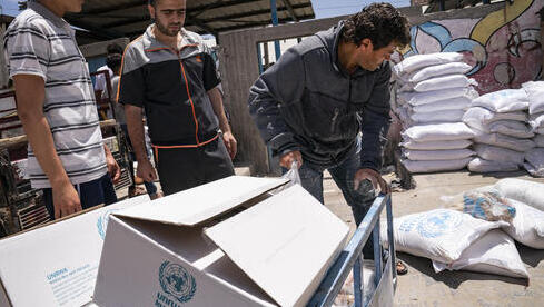 La UNRWA entrega alimentos a los residentes de Gaza.