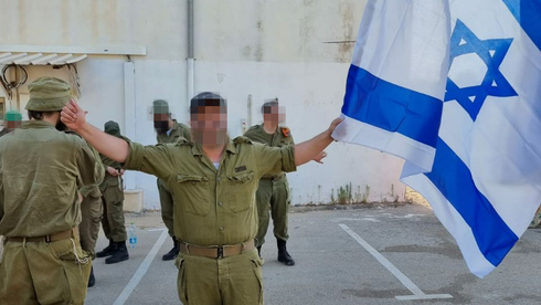 De niño prendía fuego la bandera de Israel, hoy la sostiene con orgullo.