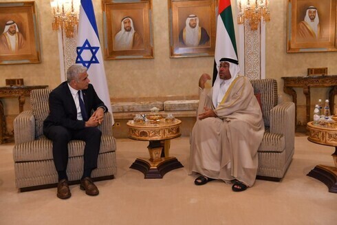 El canciller Lapid con el ministro de Estado emiratí, Ahmed Al Sayegh, en Abu Dhabi el martes. (Oficina de Prensa del Gobierno de Israel) El canciller Lapid con el ministro de Estado emiratí, Ahmed Al Sayegh, en Abu Dhabi el martes.