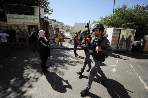 Agentes de la Policía de Fronteras durante los enfrentamientos con palestinos por la demolición de una tienda en el barrio de Silwan.