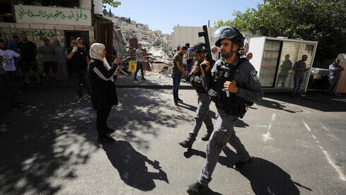 Agentes de la Policía de Fronteras durante los enfrentamientos con palestinos por la demolición de una tienda en el barrio de Silwan.