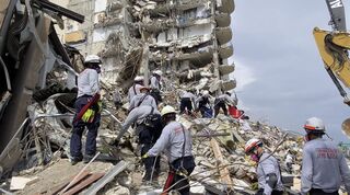 Rescatistas buscan a sobrevivientes entre los escombros del edificio Champlain Towers South, en Surfside, Florida.