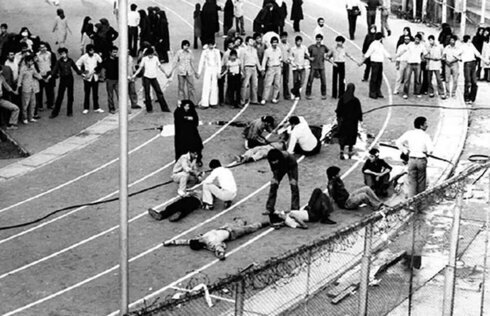 Civiles iraníes durante los enfrentamientos con las fuerzas de seguridad en 1988. 