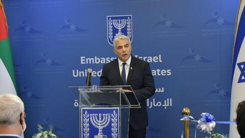 El canciller, Yair Lapid, durante la ceremonia de inauguración de la primera embajada israelí en Emiratos Árabes Unidos. 