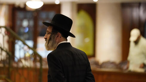 Un judío ortodoxo camina por el interior de la Shul de Bal Harbour.