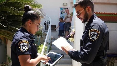 Agentes de la policía israelí comprueban que las personas aisladas no rompan la cuarentena.