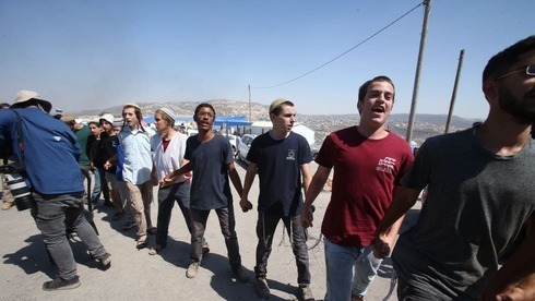 Jóvenes de diversos asentamientos llegan a Eviatar después de que el gobierno anunciara la evacuación del lugar.