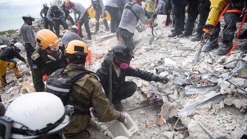 El equipo de rescate israelí se unió a las búsquedas en el edificio derrumbado en Florida.