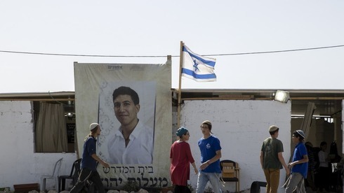 Una imagen de Yehuda Getta, el joven israelí asesinado en un ataque terrorista en mayo, en el asentamiento Eviatar.