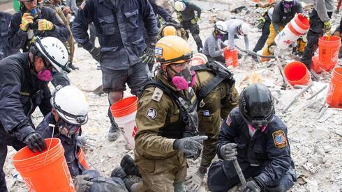 El equipo de rescate israelí trabaja junto a socorristas estadounidenses y mexicanos en el lugar del derrumbe. 