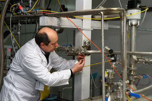 Un inspector del OIEA en las instalaciones de enriquecimiento de uranio de Natanz, Irán.