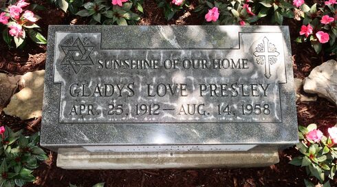 La placa de la tumba de Gladys Presley, ahora expuesta en Graceland. Fue diseñado por su famoso hijo para honrar la herencia judía de la familia.