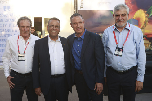 El director ejecutivo de Bank Hapoalim, Dov Kotler; Erel Margalit, presidente y fundador de JVP y Margalit Startup Cityel; Moshe Lion, alcalde de Jerusalem; y Reuben Krupik, presidente de Bank Hapoalim.