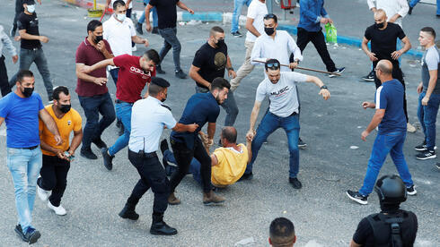 Las fuerzas de seguridad palestinas encubiertas arrestan a un manifestante en Ramallah tras la muerte de Nizar Banat. 