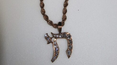Elvis Presley llevó este collar de oro chai con diamantes durante los últimos años de su vida.