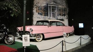El auto Cadillac de Elvis que se expone en el museo.