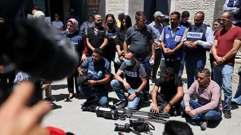 Periodistas protestan en la oficina de la ONU en Ramallah para exigir protección tras los ataques de las fuerzas de seguridad. 