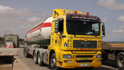Un camión con combustible llega a la frontera entre Israel y Gaza antes de entrar en la Franja.