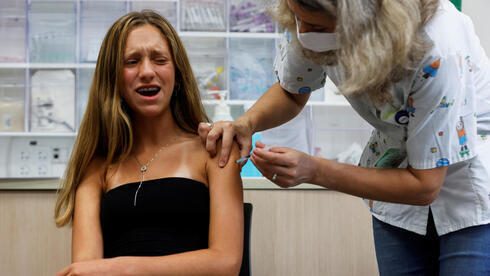 Un adolescente se vacuna en Tel Aviv, Israel. 