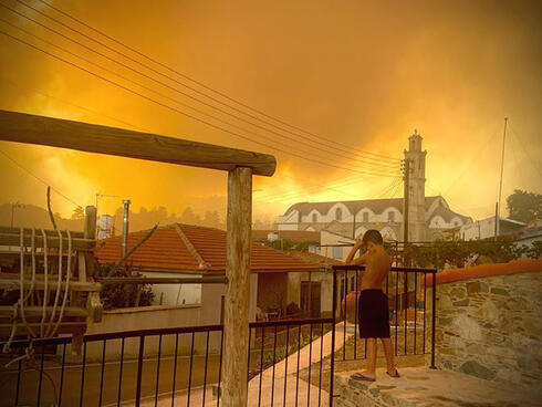 El humo de un incendio forestal se ve en el pueblo de Ora en Larnaca, Chipre.