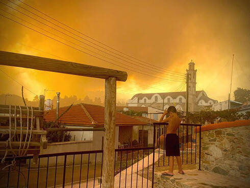 El humo de un incendio forestal se ve en el pueblo de Ora en Larnaca, Chipre. 