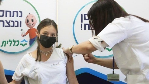 Michal Bennett, hija del primer ministro, de 14 años recibe la primera dosis de la vacuna contra el coronavirus. 