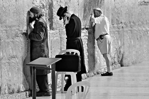 Judíos seculares y ultraortodoxos rezan en el Muro de los Lamentos. 