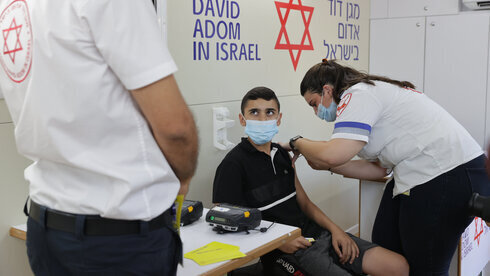 Un joven israelí recibe la vacuna contra el coronavirus en Tel Aviv el domingo. 