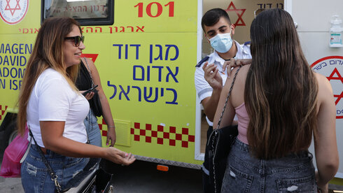 Una mujer recibe la vacuna contra el coronavirus en Tel Aviv. 