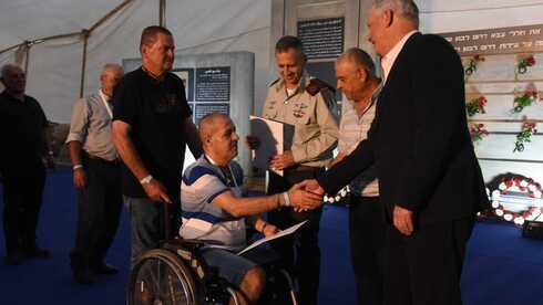 Un veterano del Ejército del Sur del Líbano es premiado durante la ceremonia de inauguración del monumento.