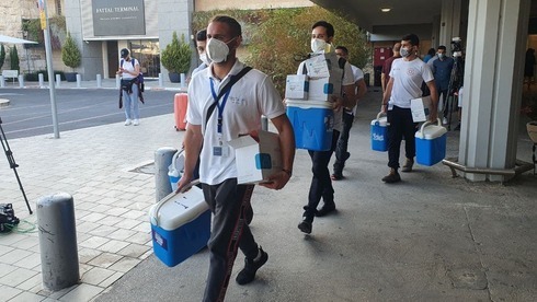 Personal médico de camino a realizar las pruebas COVID en el aeropuerto Ben Gurion.