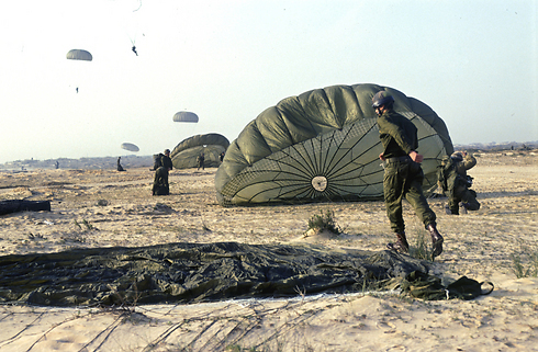 Reclutas de las Fuerzas de Defensa de Israel haciendo paracaidismo.