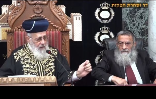 El gran rabino sefardí Yitzhak Yosef (izq.), acompañado por el rabino principal de Túnez, Haim Bitan. 