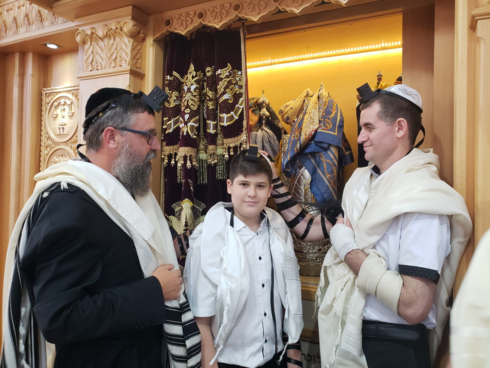 Shaked Winstock celebra su Bar Mitzvá junto a su padre, Edward, y el rabino Menachem Kutner. 