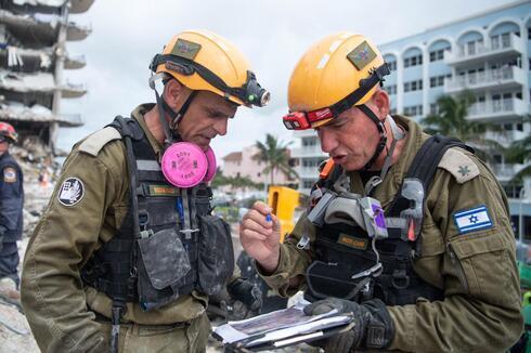 Miembros del equipo de búsqueda de Israel. 