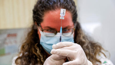 Una enfermera se prepara para administrar la vacuna contra el coronavirus en Tel Aviv. 