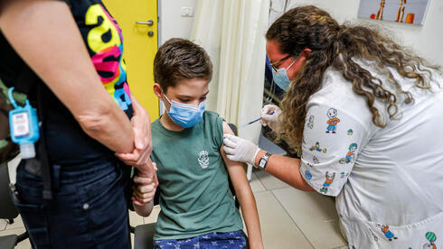 Un niño recibe la vacuna contra el coronavirus en Holon. 