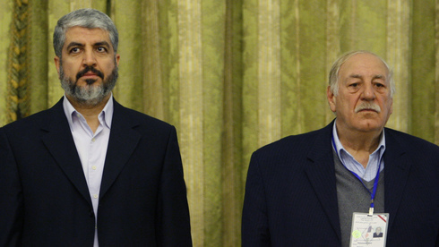 Jibril junto a Khaled Mahsal, exlíder de la organización palestina Hamas, en una foto del 2010. 