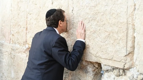 Isaac Herzog, este martes, en el Muro de los Lamentos. 