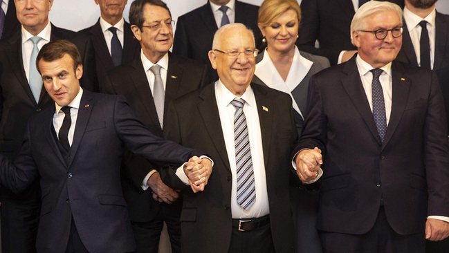 El presidente Rivlin con sus homólogos de Francia, Emmanuel Macron (izquierda), y de Alemania, Frank-Walter Steinmeier (derecha) durante el Foro Internacional del Holocausto, celebrado en Jerusalem el año pasado.