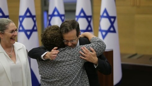 Isaac Herzog abraza a su rival Miriam Peretz después de ser elegido presidente el mes pasado. 