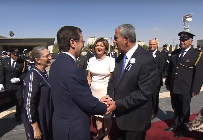 El presidente de la Knesset, MIckey Levy, da la bienvenida al presidente electo Isaac Herzog. 
