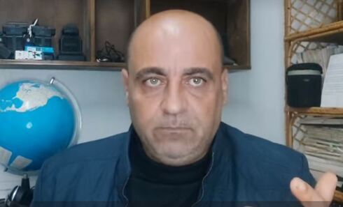 Nizar Banat aparece en un video subido a Facebook en el que critica a la Autoridad Palestina. 
