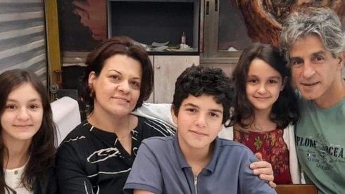 Taysir Khatib, su esposa Lena y los tres hijos. 
