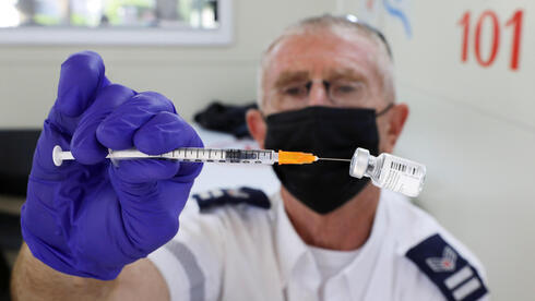 Un médico de Magen David Adom sostiene una vacuna contra el coronavirus. 