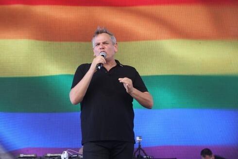 El ministro de Salud, Nitzan Horowitz, durante su discurso en la Marcha del Orgullo Gay en Tel Aviv.