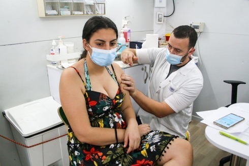 Una adolescente recibe la vacuna contra el coronavirus en un centro de vacunación itinerante en Haifa. 